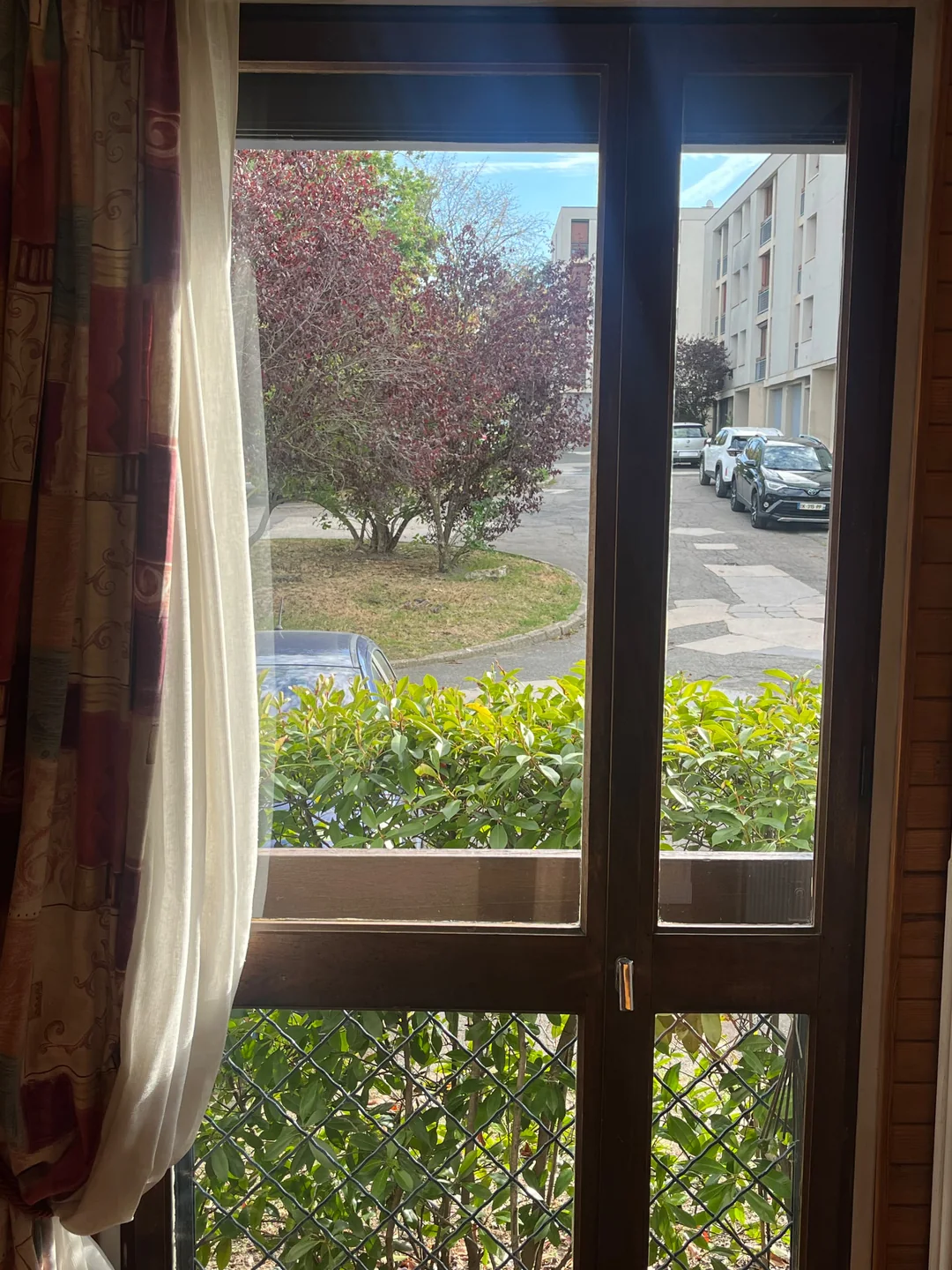 Porte-fenêtre en bois nettoyée par CIGINET dans un logement particulier