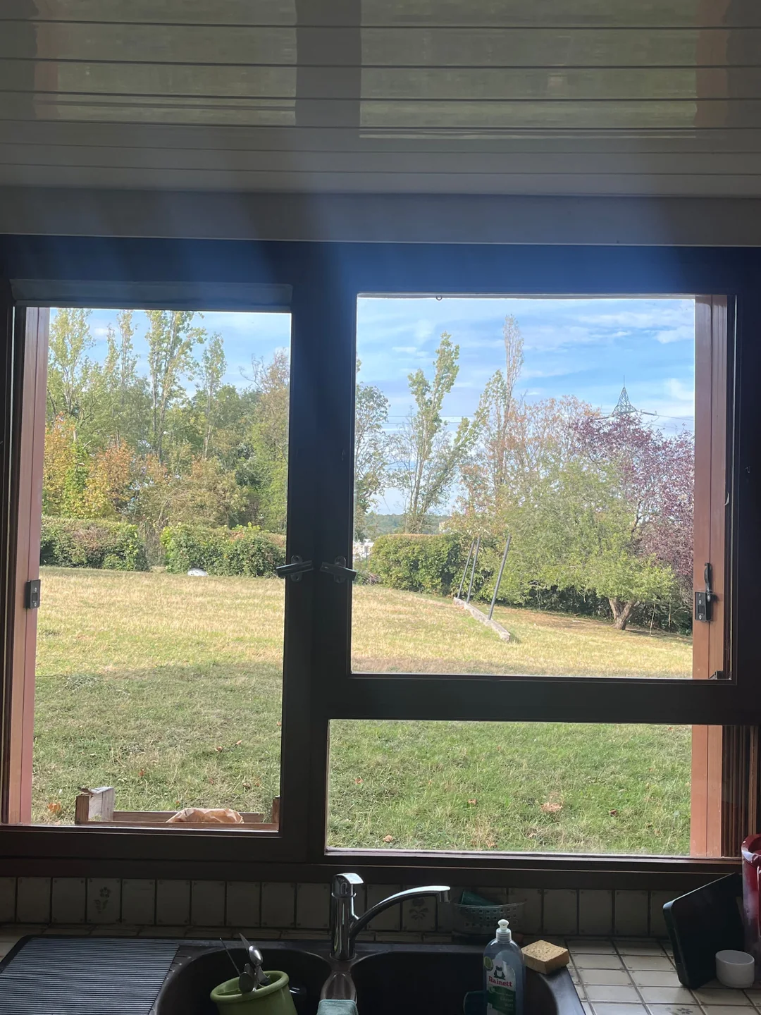 Fenêtres de cuisine nettoyées par CIGINET donnant sur un jardin